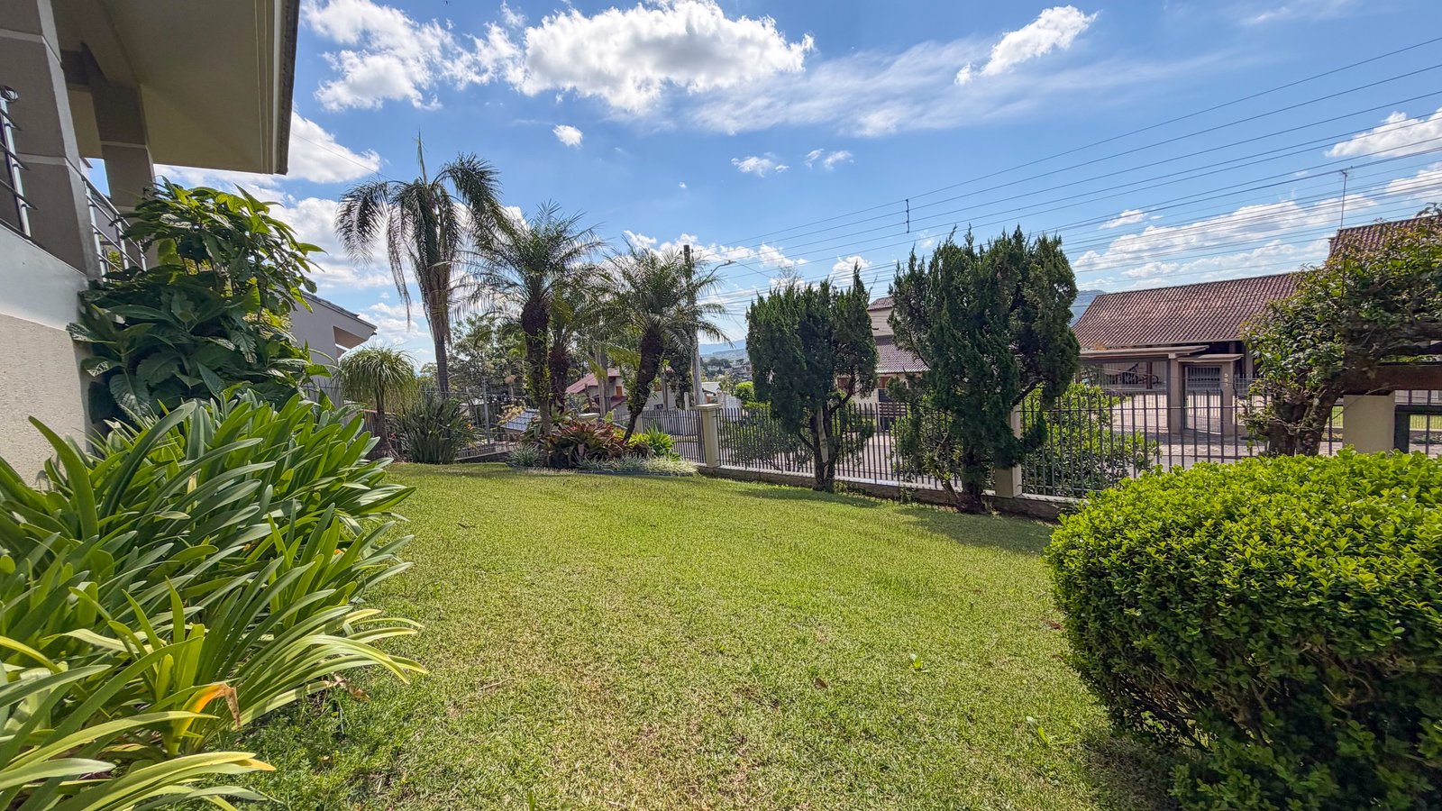 Casa com 3 dormitórios e amplo terreno no bairro Jardim do Alto, em Ivoti/RS — Pátio (frente)