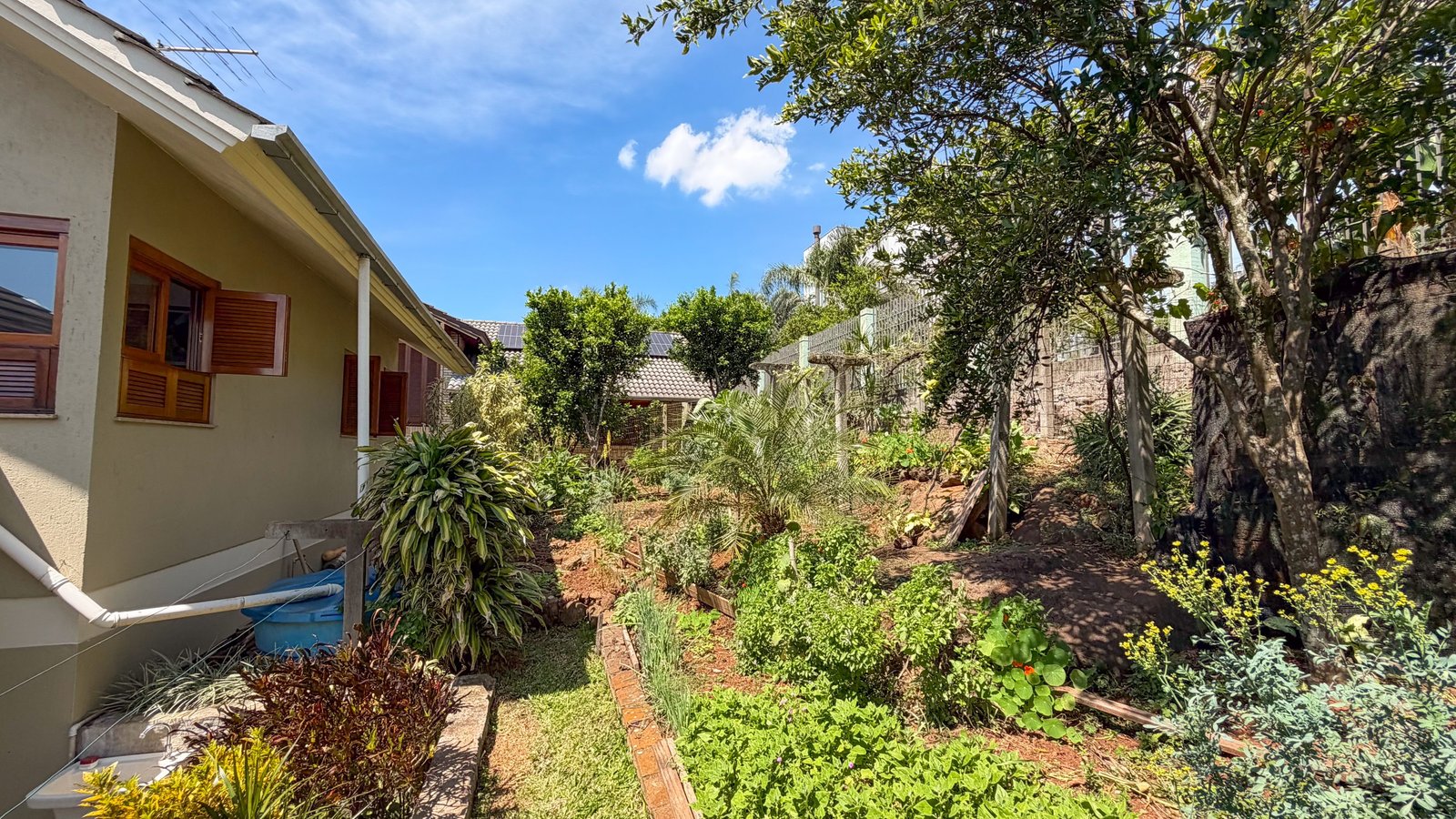 Casa com 3 dormitórios e amplo terreno no bairro Jardim do Alto, em Ivoti/RS — Pátio (fundos)