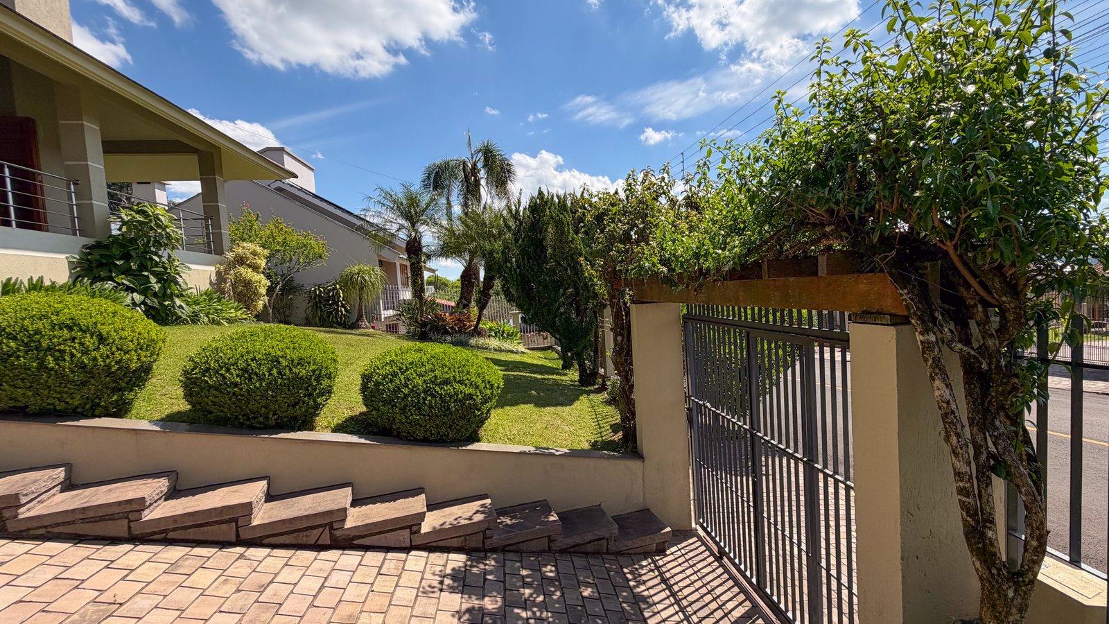 Casa com 3 dormitórios e amplo terreno no bairro Jardim do Alto, em Ivoti/RS — Pátio (frente)