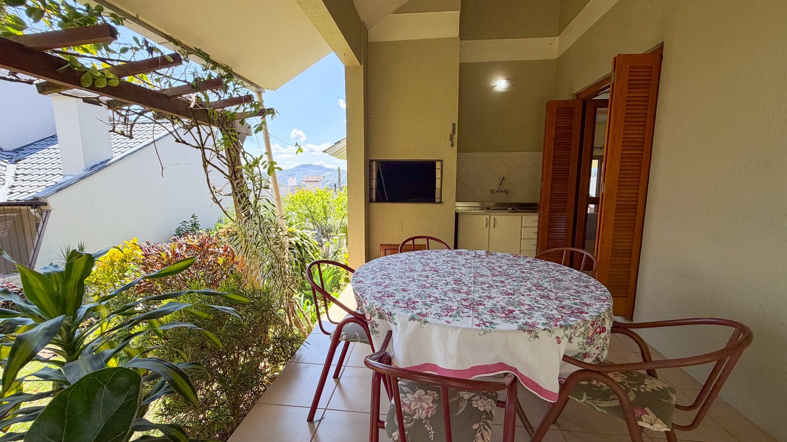 Casa com 3 dormitórios e amplo terreno no bairro Jardim do Alto, em Ivoti/RS — Varanda (lateral)