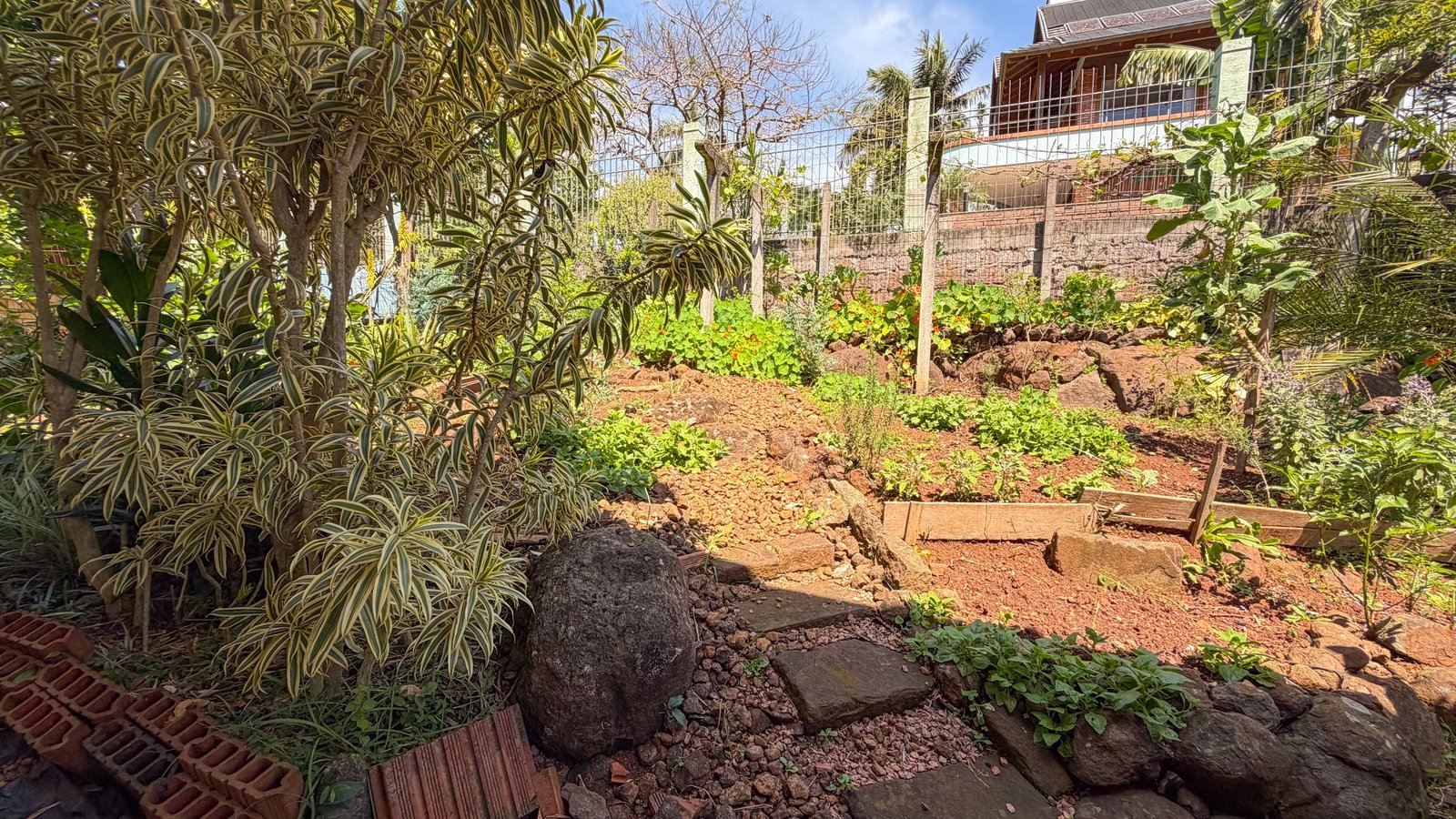 Casa com 3 dormitórios e amplo terreno no bairro Jardim do Alto, em Ivoti/RS — Pátio (fundos)