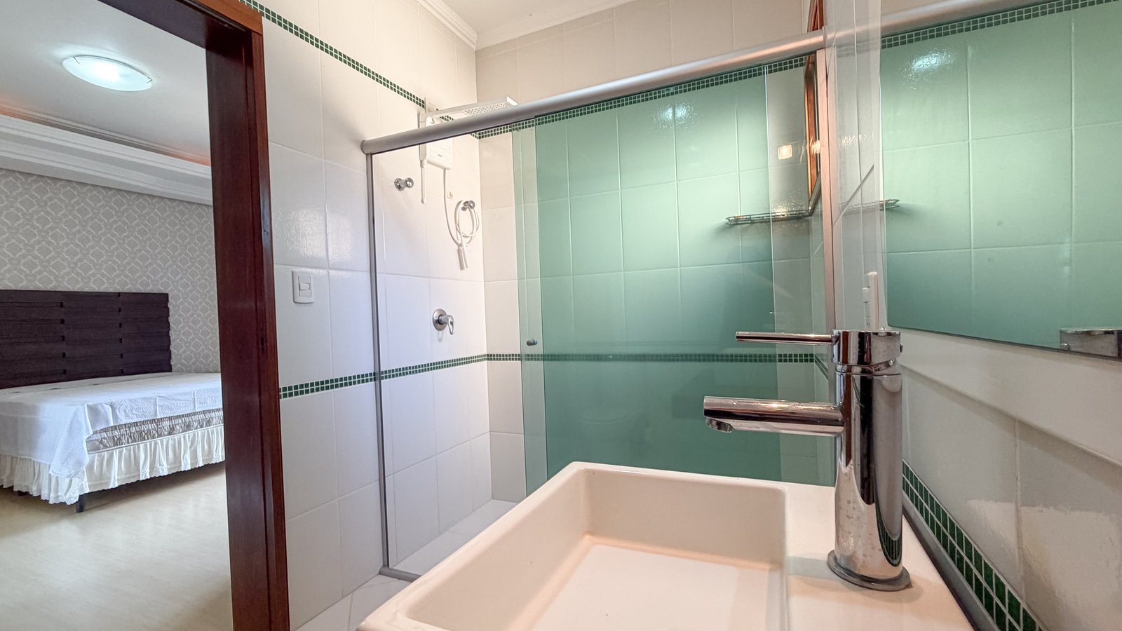 Casa com 3 dormitórios e amplo terreno no bairro Jardim do Alto, em Ivoti/RS — Suíte (banheiro)