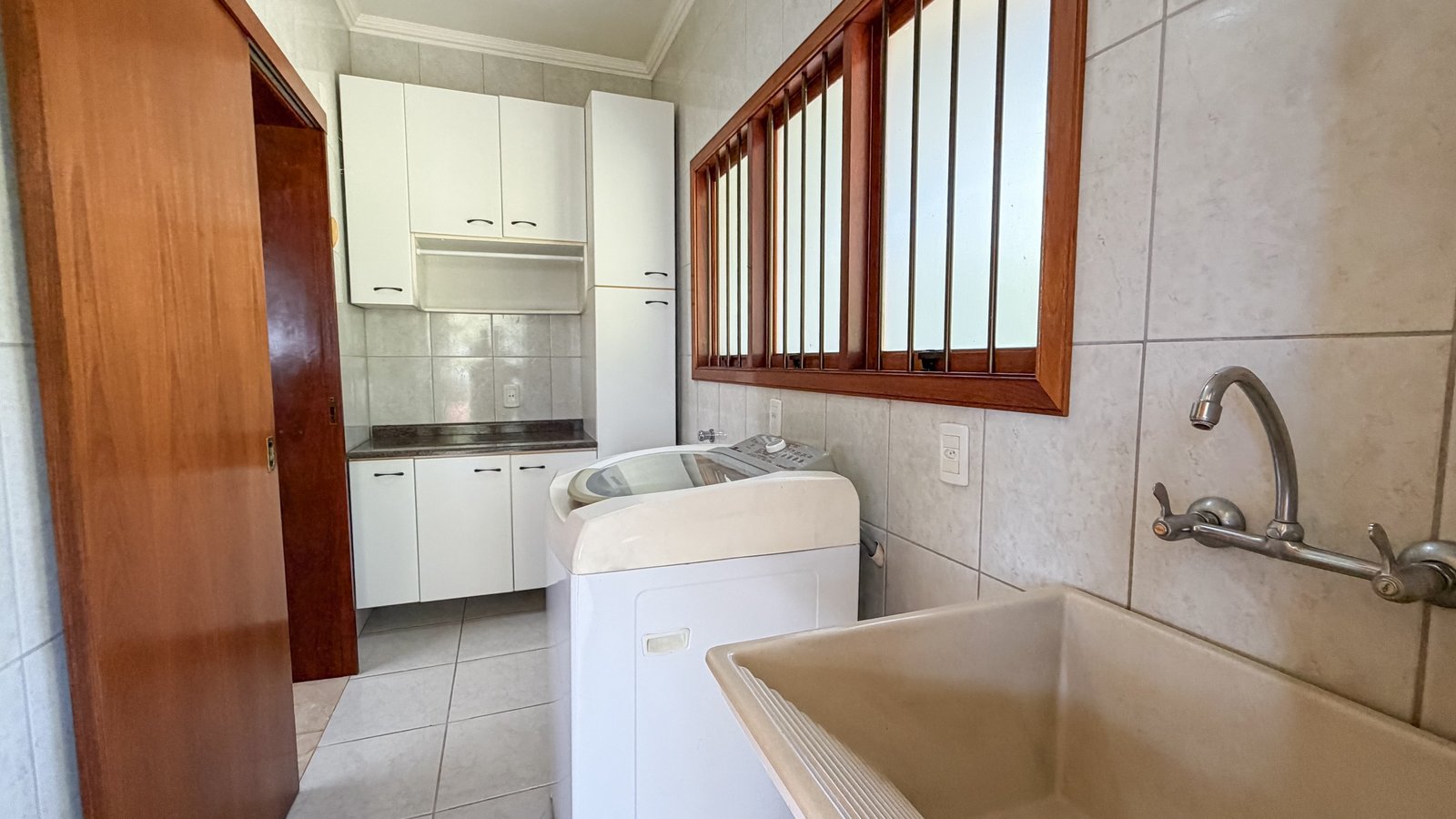 Casa com 3 dormitórios e amplo terreno no bairro Jardim do Alto, em Ivoti/RS — Lavandeira
