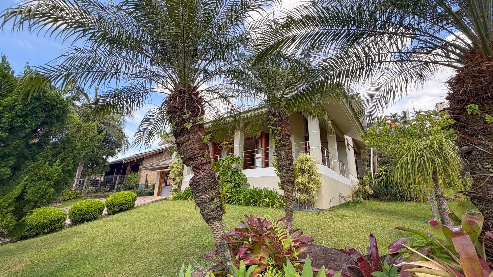 Casa com 3 dormitórios e amplo terreno no bairro Jardim do Alto, em Ivoti/RS — Pátio (frente)