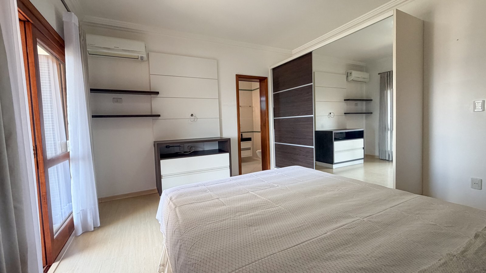 Casa com 3 dormitórios e amplo terreno no bairro Jardim do Alto, em Ivoti/RS — Suíte