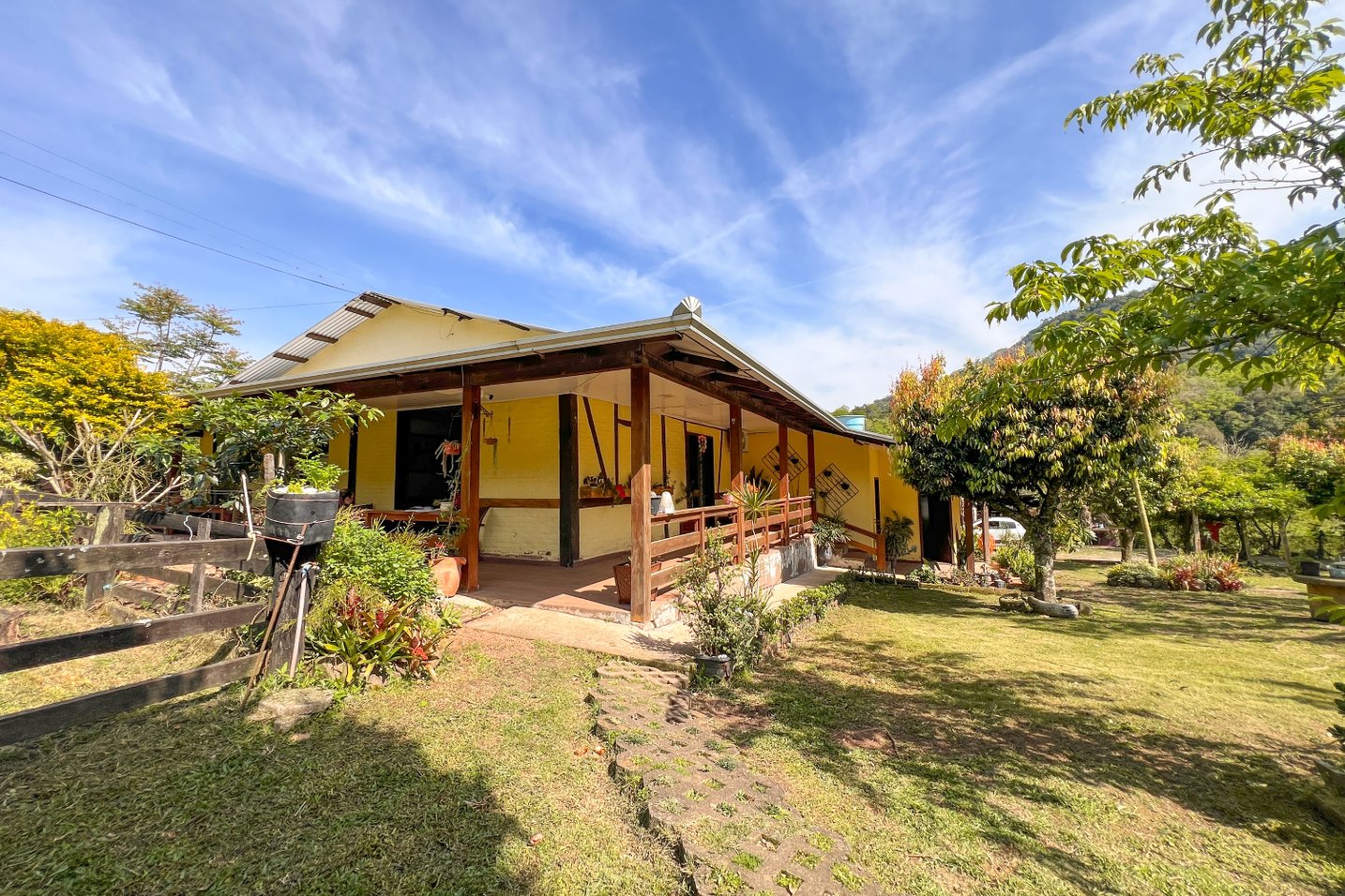 Chácara com 15.143 m², construção, açudes e rio em Presidente Lucena/RS — Rural em Picada Schneider, Presidente Lucena/RS
